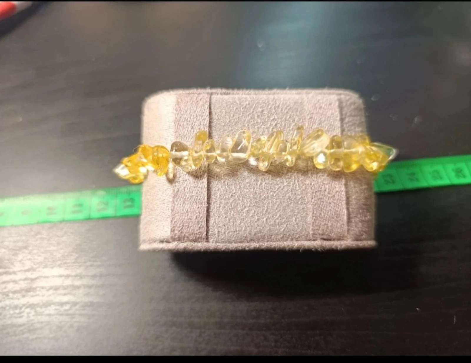 Elastische armband met gele acrylkralen – photo 3